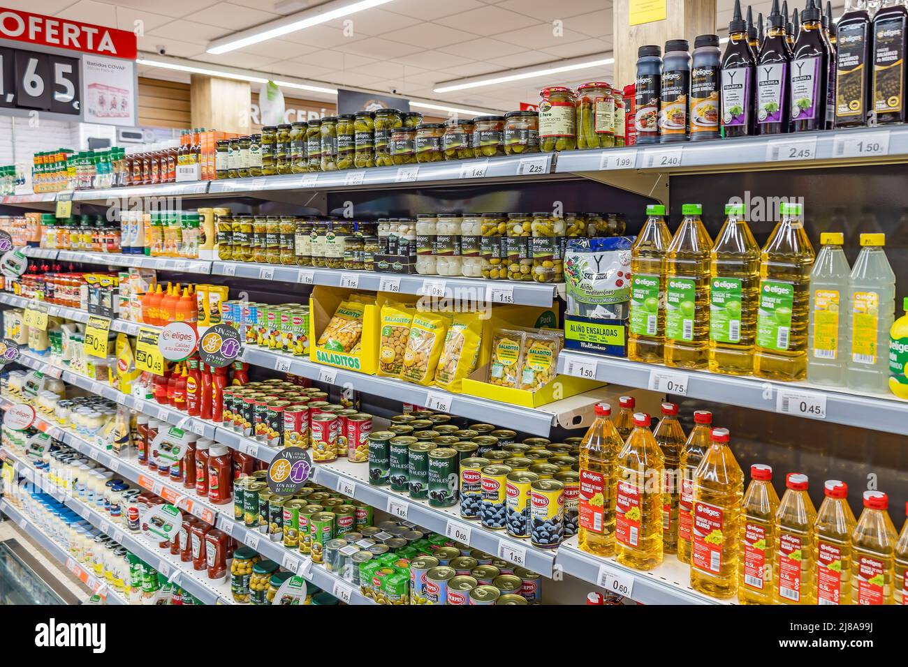 Huelva, Spanien - 10. Mai 2022: Regal mit Saucen und Gewürzen in einem Supermarkt Stockfoto