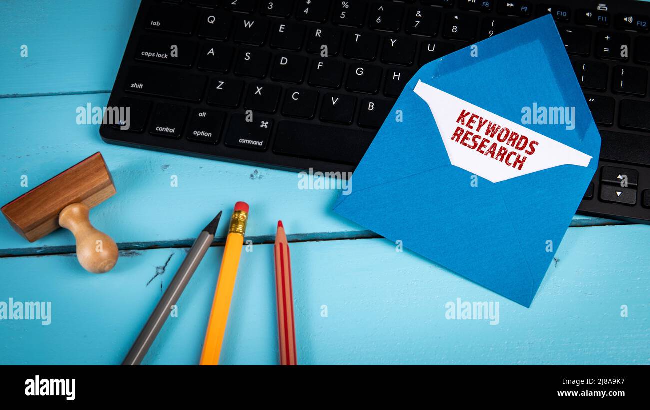 Stichwörter Forschung. Buchstabe auf schwarzer Computertastatur. Stockfoto