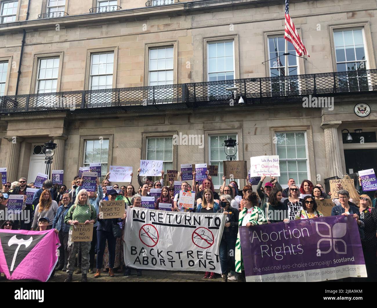 Wahlkämpfer versammeln sich vor dem US-Konsulat in Edinburgh, um sich solidarisch mit denen in Amerika zu zeigen, die gegen den jüngsten Appell von Roe vs Wade protestieren. Die Demonstration vor dem US-Konsulat in der schottischen Hauptstadt fand statt, als Hunderttausende von Menschen in ganz Amerika auf die Straße gingen, um gegen die bevorstehende Entscheidung des Obersten Gerichtshofs der USA zu protestieren, die bahnbrechende Entscheidung von 1973, die Abtreibung legal machte, umzukehren. Bilddatum: Samstag, 14. Mai 2022. Stockfoto