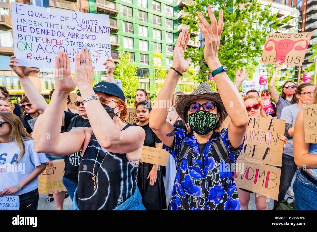 London, Großbritannien. 14.. Mai 2022. Pro-Abtreibungsdemonstranten marschieren zur US-Botschaft, um gegen die mögliche Aufhebung von Roe gegen Wade zu protestieren, die in vielen Staaten die Rechte von Frauen auf einen legalen Abtreibung aufheben würde. Kredit: Guy Bell/Alamy Live Nachrichten Stockfoto