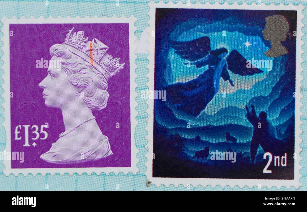 Foto von zwei britischen Briefmarken eine fuchsienfarbene Briefmarke im Wert von £1,35 und eine Weihnachtsmarke der Klasse 2. mit Engel Gabriel aus einer Serie im Jahr 2019 Stockfoto