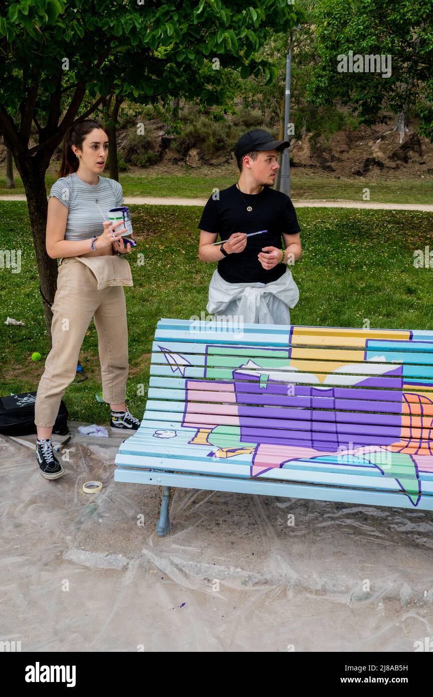 Die jungen Illustratoren Patricia Judez und LuckStudio malen Holzbänke im beliebten Jose Antonio Labordeta Park, während der städtischen künstlerischen Initiative ' Stockfoto