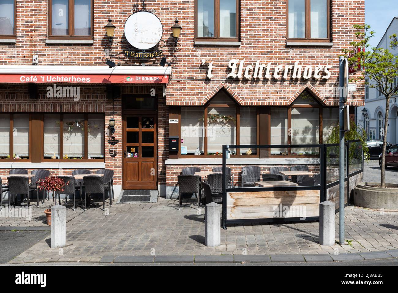 Dilsen, Limburg, Belgien - 04 14 2022 - Cafe Uchterhoes, eine lokale Kneipe mit Backsteinfassade Stockfoto