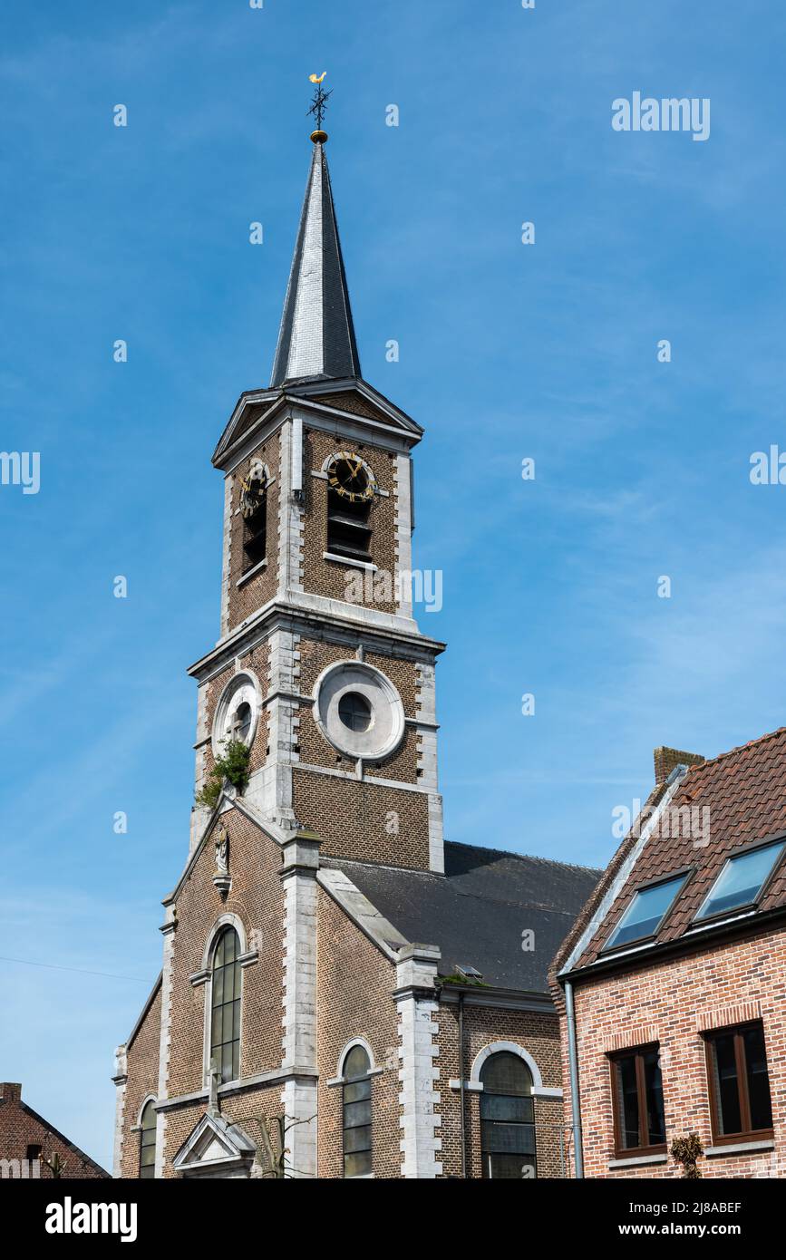 Dilsen, Limburg, Belgien - 04 14 2022 - Gotischer Turm der lokalen katholischen Kirche Stockfoto