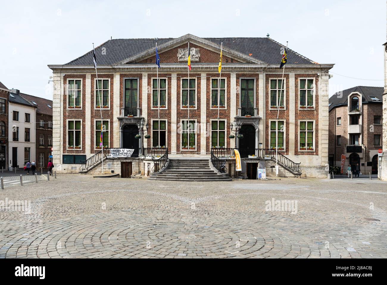 Diest, Limburg, Belgien - 11 04 2022 - Fassade des Rathauses am alten Marktplatz Stockfoto