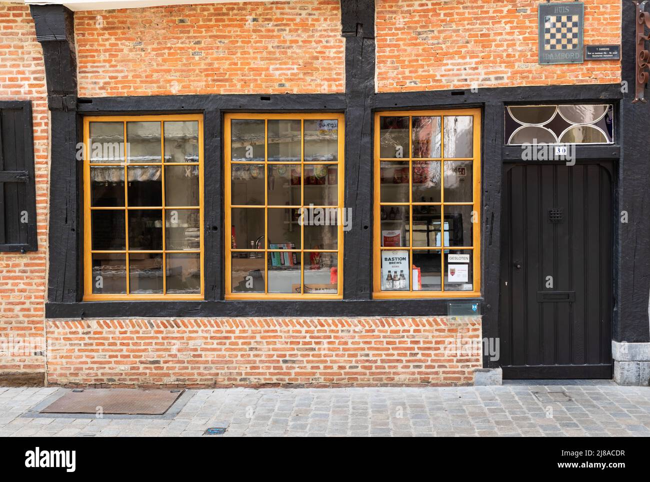 Diest, Limburg, Belgien - 11 04 2022 - gemusterte Fassade der Checkers Pattern Bar Stockfoto