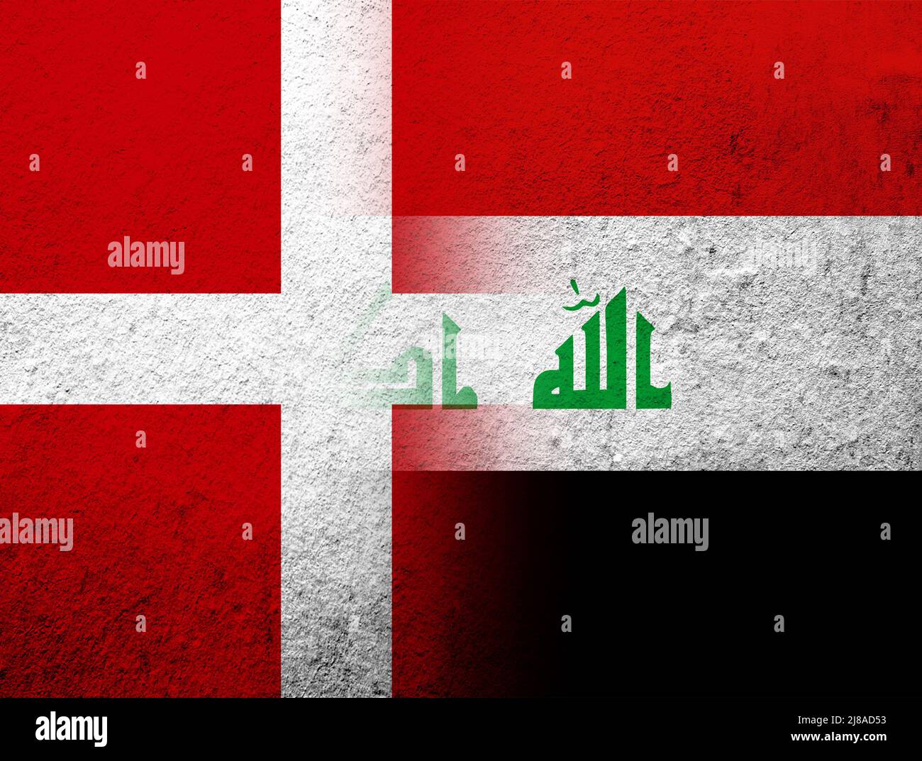 Das Königreich Dänemark Nationalflagge mit der Republik Irak Nationalflagge. Grunge Hintergrund Stockfoto