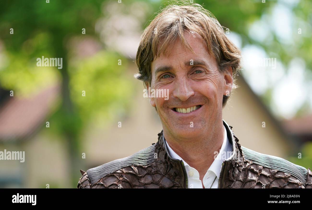 14. Mai 2022, Schleswig-Holstein, Weissenhäuser Strand: Jan Henric Büttner, Unternehmer und Inhaber des Luxushotels Weissenhaus Grand Village Resort & Spa am Meer, steht vor dem Schloss Weissenhaus. Foto: Marcus Brandt/dpa Stockfoto