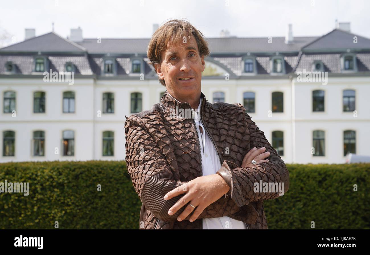 14. Mai 2022, Schleswig-Holstein, Weissenhäuser Strand: Jan Henric Büttner, Unternehmer und Inhaber des Luxushotels Weissenhaus Grand Village Resort & Spa am Meer, steht vor dem Schloss Weissenhaus. Foto: Marcus Brandt/dpa Stockfoto