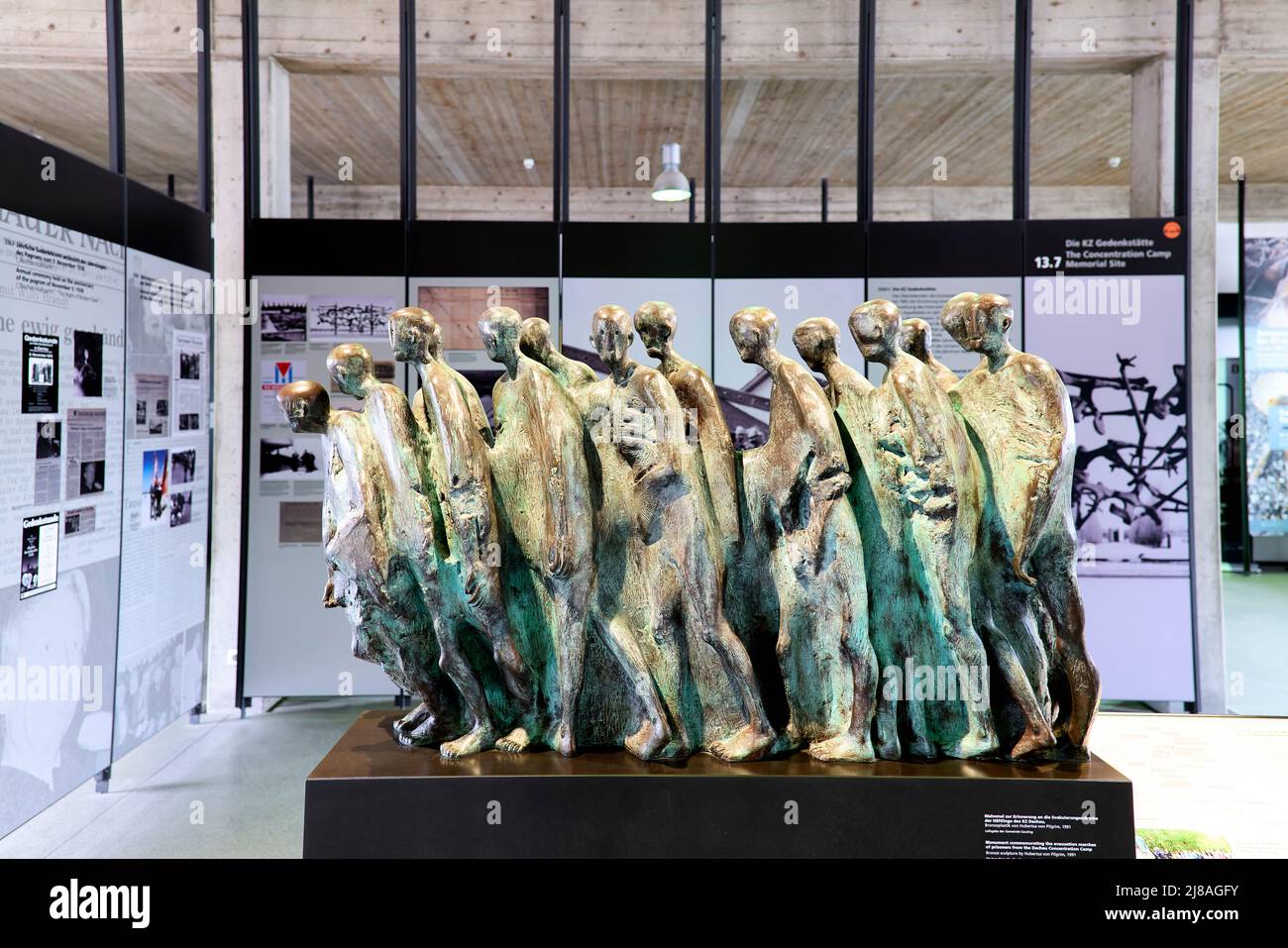 Deutschland Bayern München Dachau. Das Konzentrationslager. Denkmal von Hubertus von Pilgrim (1991) zum Gedenken an die Evakuierungsmärsche von Gefangenen. Stockfoto