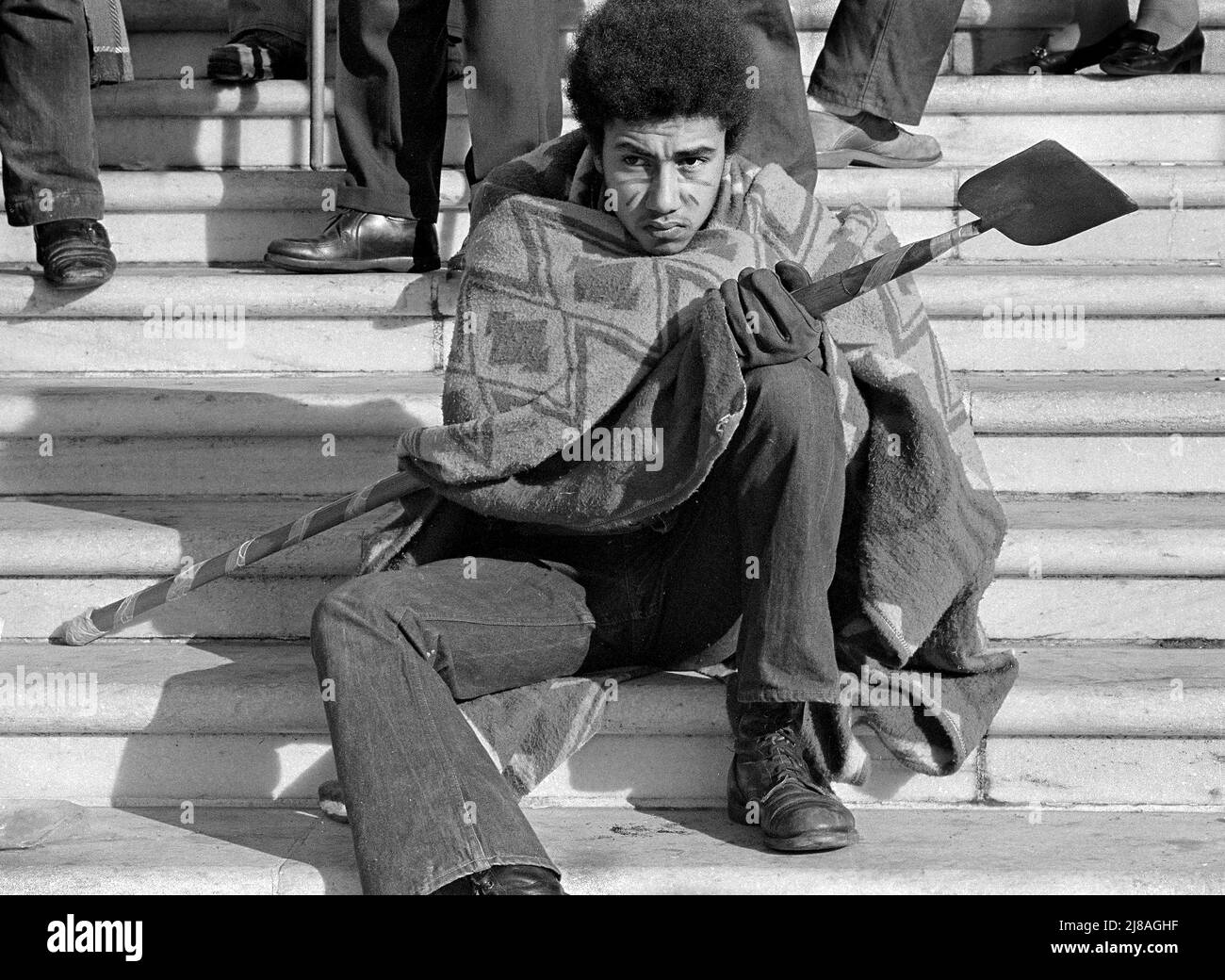 Washington, D.C. (07. Nov 1972: Basisbewegung die American Indian Movement (AIM) kam am Wahltag in der Annahme an, dass sie Publizität erhalten würden. Sie wurde als „Trail of Broken Treaties“ bezeichnet und kam von den amerikanischen Ureinwohnern aller Altersgruppen aus den Reservaten im ganzen Land, um Forderungen zu stellen. Verärgert über den Empfang führten sie zur Übernahme und Besetzung der Hauptniederwerge von Bueeau of Indian Affairs neben der Independence Mall. Aus Angst vor bewaffneter Übernahme machten sie geklebte Fenster, machten Waffen mit einer Schere oder Schilde von Stuhlsitzen. Das alles geschah vor 50 Jahren. Sie verhandelten, gingen hinaus und wurden durchbogt Stockfoto