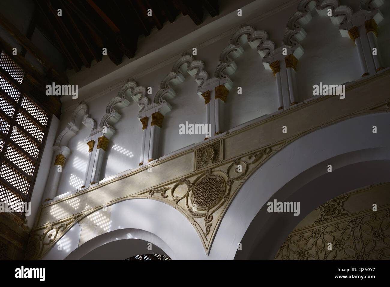 Spanien, Kastilien-La Mancha, Toledo. Synagoge von Santa Maria la Blanca. Im Jahr 1180 finanzierte die jüdische Gemeinde von Toledo den Bau der Kirche im Mudejar-Stil, die von muslimischen Bauherren ausgeführt wurde. Obere blinde Arkade mit gelappten Bögen. Stockfoto