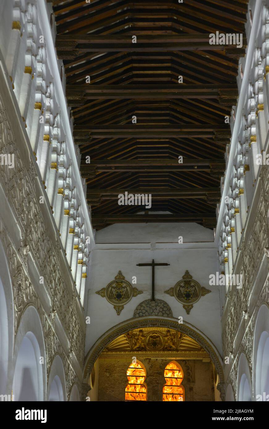 Spanien, Kastilien-La Mancha, Toledo. Synagoge von Santa Maria la Blanca. Im Jahr 1180 finanzierte die jüdische Gemeinde von Toledo den Bau der Kirche im Mudejar-Stil, die von muslimischen Bauherren ausgeführt wurde. Blick auf das Mittelschiff. Stockfoto