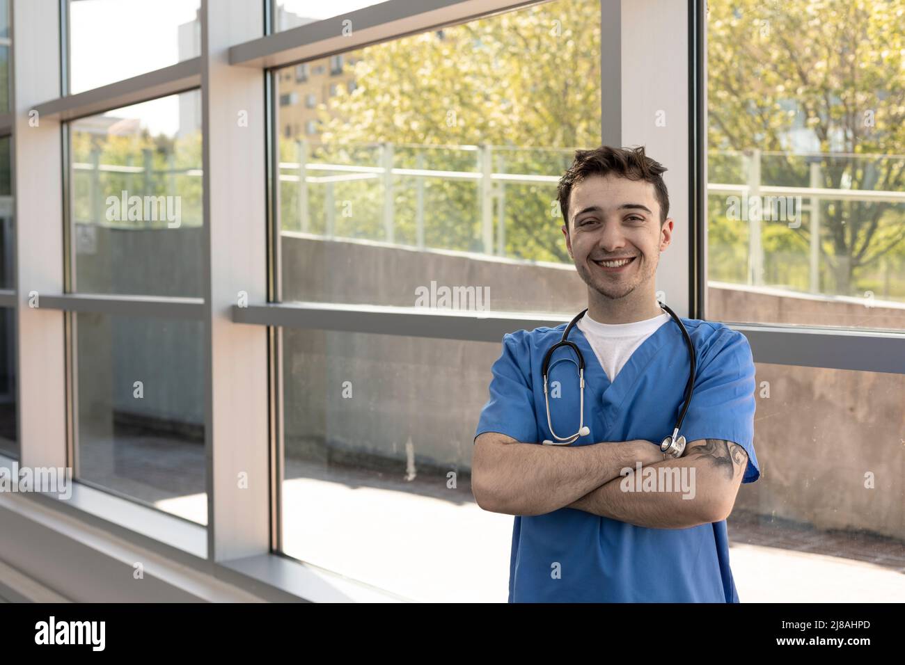 Optimistische Krankenschwester Im Krankenhaus Stockfoto