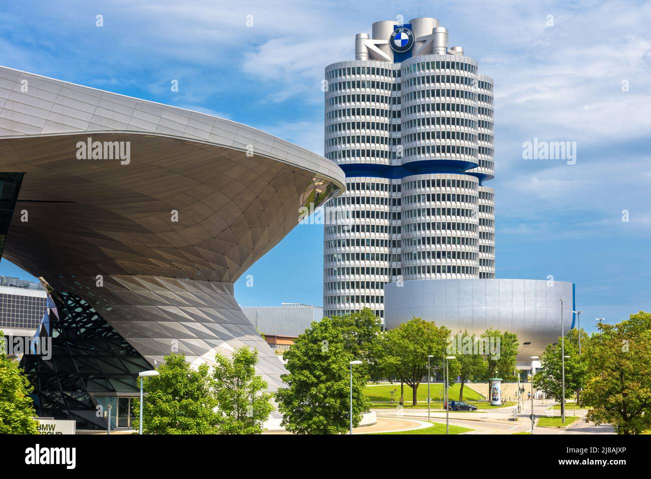 München - 2. Aug 2019: Das BMW-Museum und die Weltzentrale oder das BMW-Vierzylinder-Gebäude in München, Bayern, Deutschland. Es ist das Wahrzeichen der Stadt. München Stockfoto