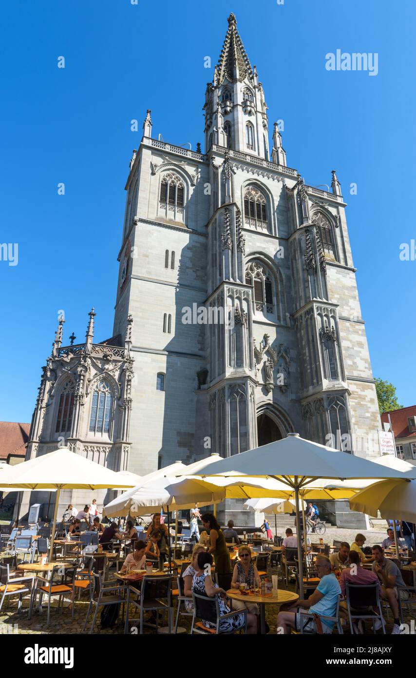 Konstanz, Deutschland - 30. Juli 2019: Kathedrale von Konstanz oder Konstanzer Münster, Baden-Württemberg. Es ist Touristenattraktion der Stadt. Menschen besuchen stre Stockfoto