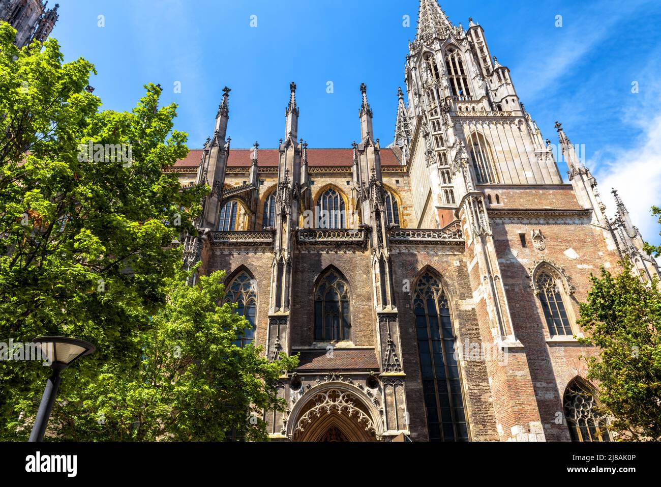 Ulmer Dom im Sommer, Deutschland, Europa. Es ist das Wahrzeichen der Stadt Ulm. Szenerie der verzierten Fassade der alten gotischen Kirche, mittelalterliches Gebäude in der Stadt Ulm Stockfoto