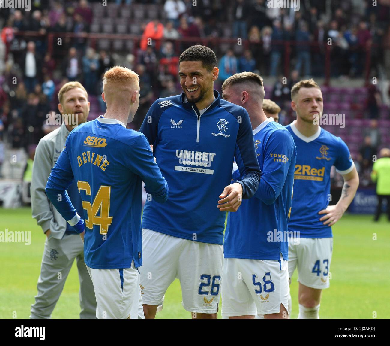 Tynecastle Park Edinburgh, Schottland, Großbritannien, 14.. Mai 22. Hearts vs Rangers Cinch Premiership Match. Leon Balogun (26) von den Rangers teilt einen Witz mit Adam Devine Credit: eric mccowat/Alamy Live News Stockfoto