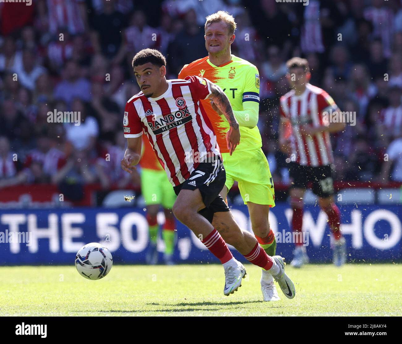 Sheffield, Großbritannien. 14.. Mai 2022. Morgan Gibbs-White von Sheffield hat Joe Worrall von Nottingham Forest während des Sky Bet Championship-Spiels in der Bramall Lane, Sheffield, auf die Strecke gebracht. Bildnachweis sollte lauten: Darren Staples/Sportimage Credit: Sportimage/Alamy Live News Stockfoto