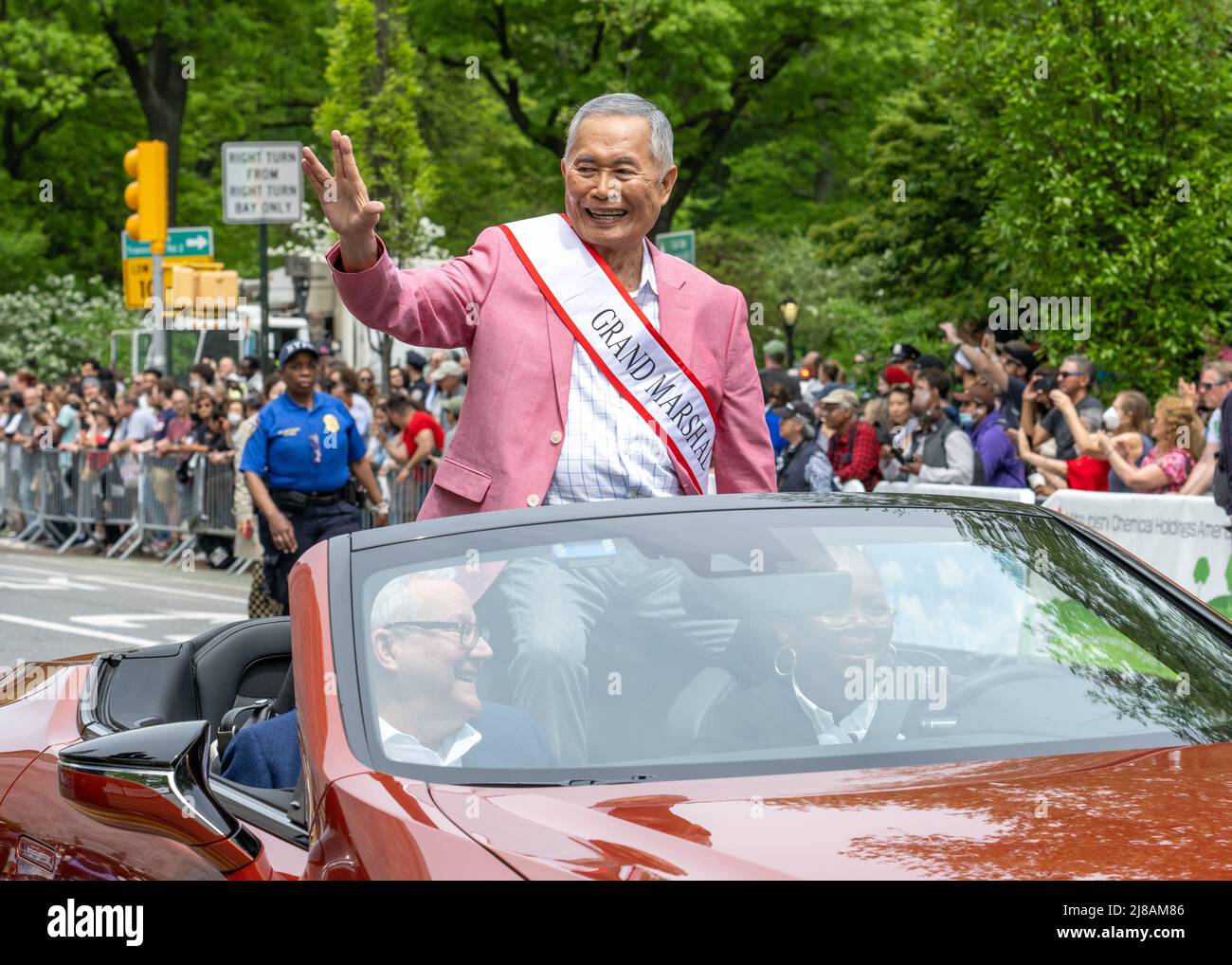 New York, USA. 14.. Mai 2022. Der Schauspieler, Aktivist für soziale Gerechtigkeit und der erste Grand Marshall, George Takei, wünscht allen „Live Long and Prosper“, während er während der ersten Japan Day Parade in New York City mit einem Cabriolet fährt. Kredit: Enrique Shore/Alamy Live Nachrichten Stockfoto