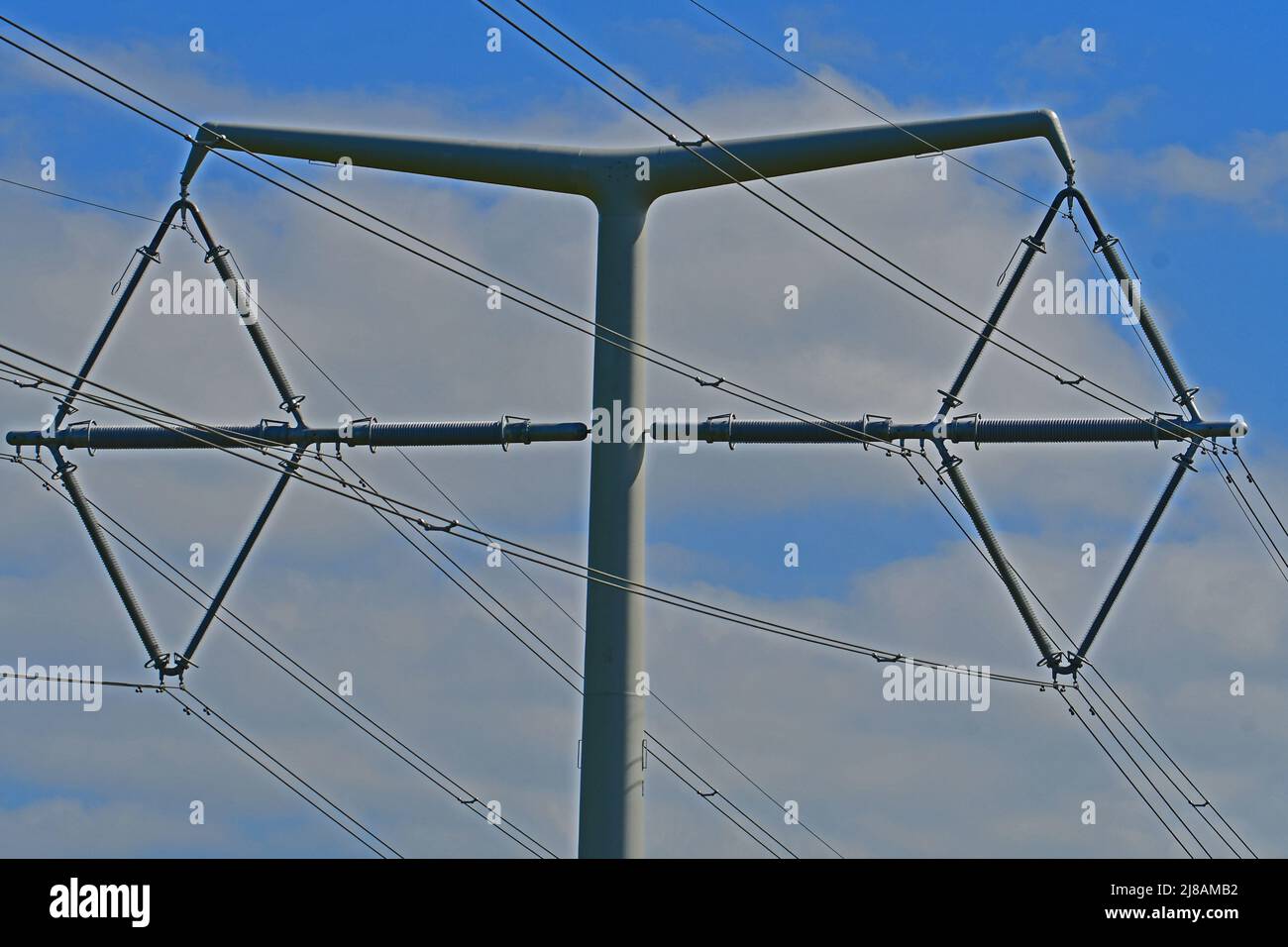 Bridgwater, Großbritannien. 13.. Mai 2022. An einem windigen und warmen, sonnigen Nachmittag werden die neu installierten ersten New Shape T-Pylonen mit Strom durch die grüne Landschaft von Rooksbridge in North Somerset gesehen, die vom National Grid zur Stromversorgung eingesetzt werden. Bildquelle: Robert Timoney/Alamy Live News Stockfoto