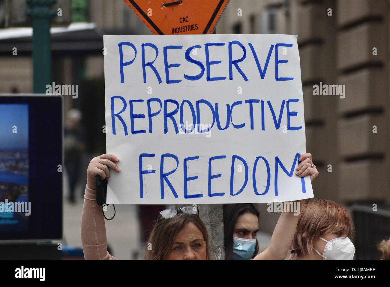 New York, USA. 14.. Mai 2022. Menschen, die gegen die Verbote von unseren Körpern protestieren, versammeln sich auf der Upper West Side von Manhattan. Stockfoto
