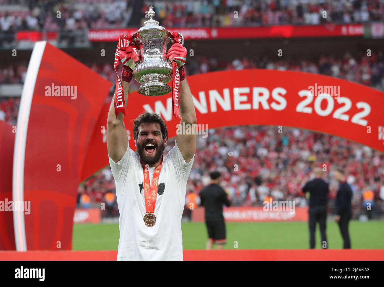 London, Großbritannien. 14.. Mai 2022. Alisson Becker aus Liverpool hebt den FA Cup an, nachdem sein Team im Wembley Stadium, London, das Spiel des Emirates FA Cup gewonnen hat. Bildnachweis sollte lauten: Paul Terry/Sportimage Kredit: Sportimage/Alamy Live News Stockfoto