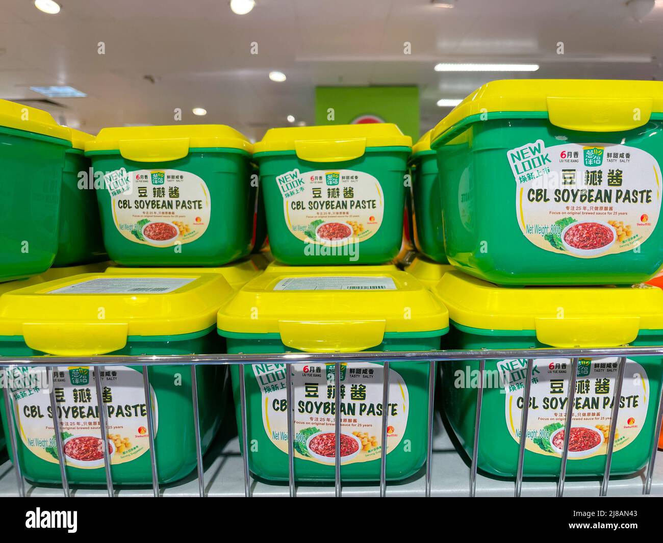 Nürnberg, Deutschland - 14. Mai 2022: Sojabohnenpaste in einem Supermarkt. Stockfoto