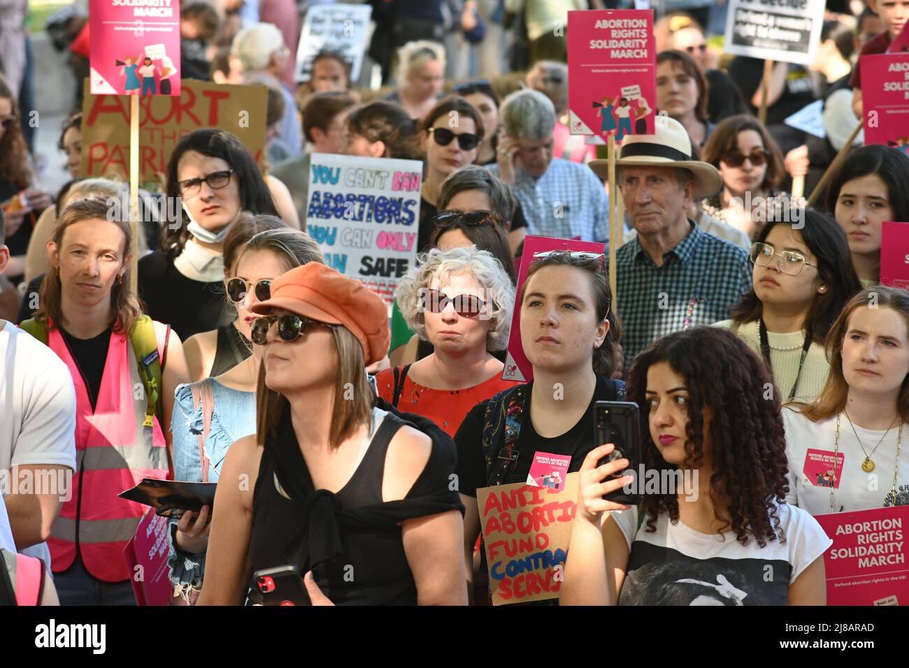 Londoner Protest und marsch einer durchgesickerten Meinung deuteten an, dass Richter bereit sind, Roe gegen Abtreibung zu stürzen. Die Demonstranten verteidigen die Freiheit und Rechte der Frauen und nutzen nicht die Körper von Frauen für die Versammlung politischer Werkzeuge vor der Frauenstatue in der amerikanischen Botschaft in London. - 14. Mai 2022. Stockfoto