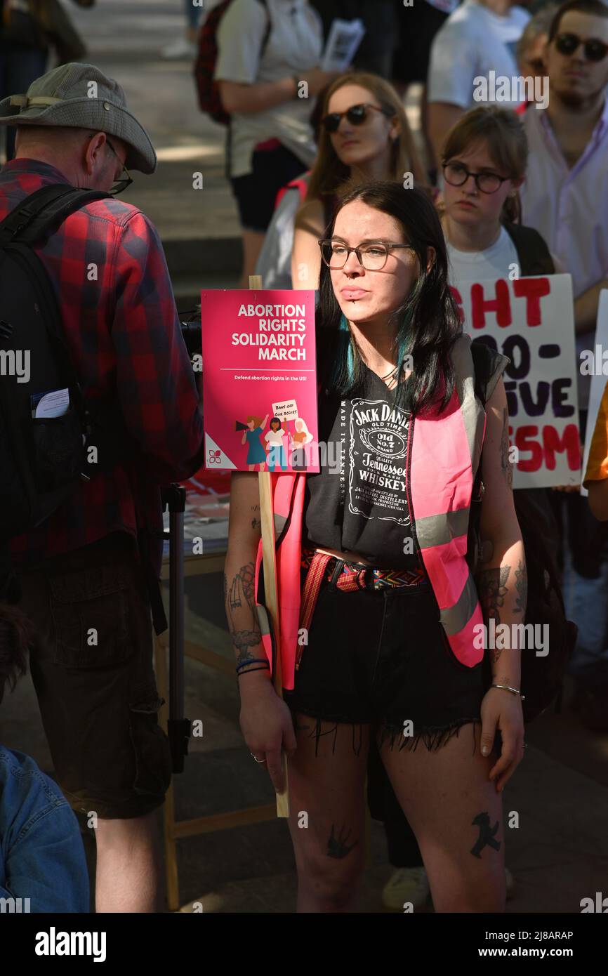 Londoner Protest und marsch einer durchgesickerten Meinung deuteten an, dass Richter bereit sind, Roe gegen Abtreibung zu stürzen. Die Demonstranten verteidigen die Freiheit und Rechte der Frauen und nutzen nicht die Körper von Frauen für die Versammlung politischer Werkzeuge vor der Frauenstatue in der amerikanischen Botschaft in London. - 14. Mai 2022. Stockfoto