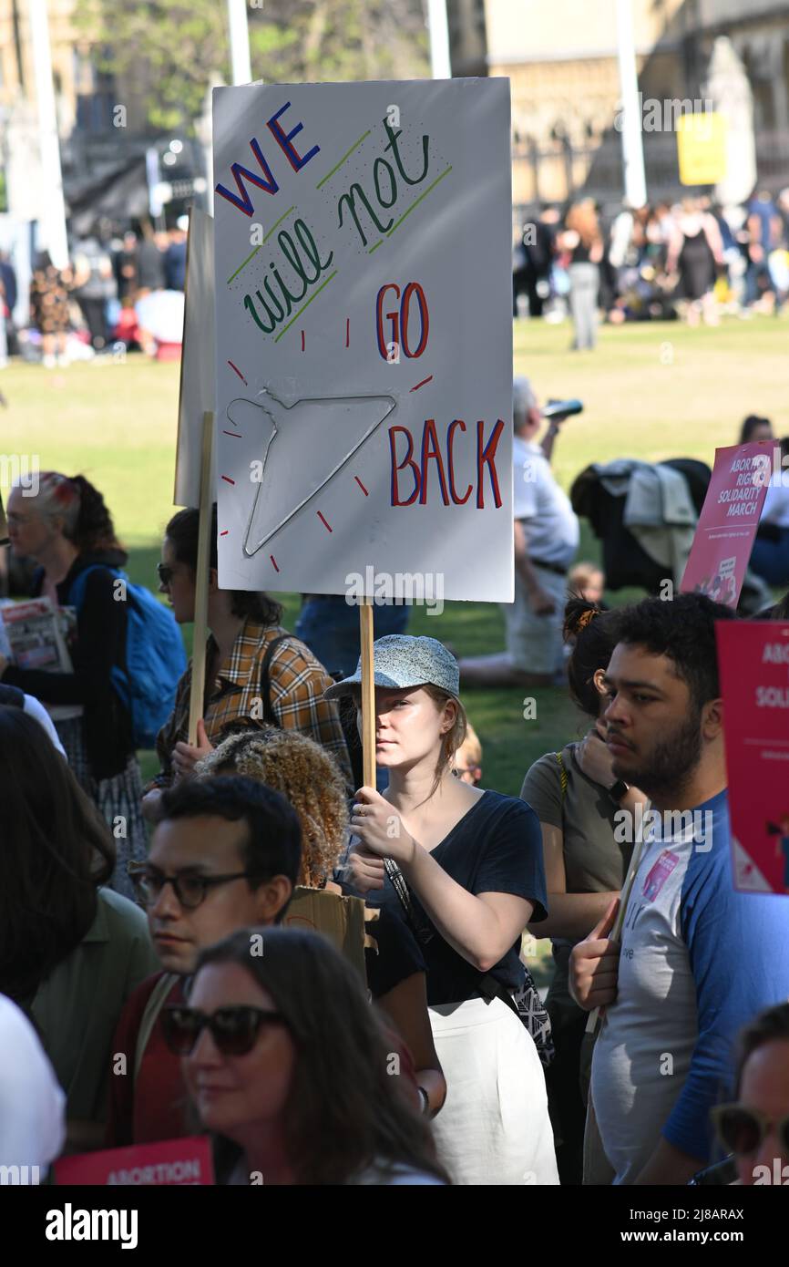 Londoner Protest und marsch einer durchgesickerten Meinung deuteten an, dass Richter bereit sind, Roe gegen Abtreibung zu stürzen. Die Demonstranten verteidigen die Freiheit und Rechte der Frauen und nutzen nicht die Körper von Frauen für die Versammlung politischer Werkzeuge vor der Frauenstatue in der amerikanischen Botschaft in London. - 14. Mai 2022. Stockfoto