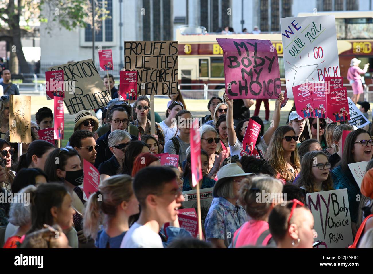 Londoner Protest und marsch einer durchgesickerten Meinung deuteten an, dass Richter bereit sind, Roe gegen Abtreibung zu stürzen. Die Demonstranten verteidigen die Freiheit und Rechte der Frauen und nutzen nicht die Körper von Frauen für die Versammlung politischer Werkzeuge vor der Frauenstatue in der amerikanischen Botschaft in London. - 14. Mai 2022. Stockfoto