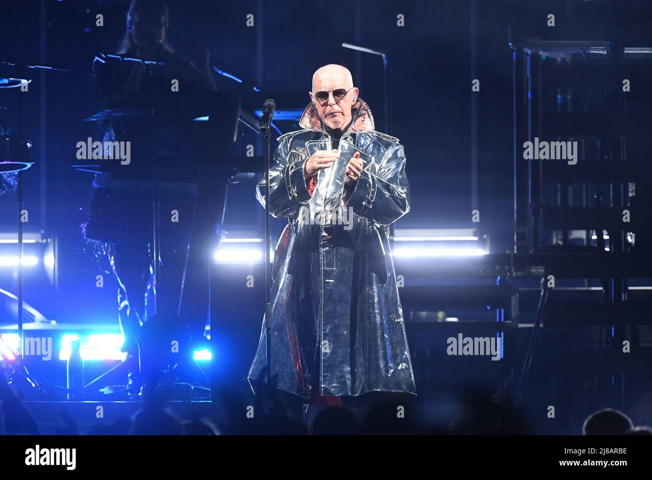 München, Deutschland. 14.. Mai 2022. Die Pet Shop Boys mit Sänger Neil Tennant (vorne) sind im Rahmen ihrer „Dreamworld - The Greatest Hits Live“-Tour in der Olympiahalle auf der Bühne. Quelle: Felix Hörhager/dpa/Alamy Live News Stockfoto