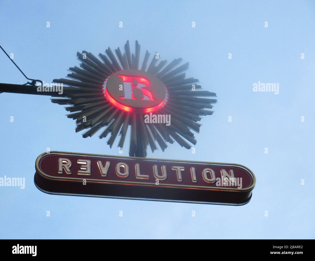 Schild „Revolution Cocktail Bar“ Stockfoto