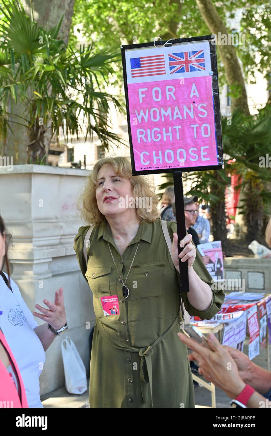 Londoner Protest und marsch einer durchgesickerten Meinung deuteten an, dass Richter bereit sind, Roe gegen Abtreibung zu stürzen. Die Demonstranten verteidigen die Freiheit und Rechte der Frauen und nutzen nicht die Körper von Frauen für die Versammlung politischer Werkzeuge vor der Frauenstatue in der amerikanischen Botschaft in London. - 14. Mai 2022. Stockfoto