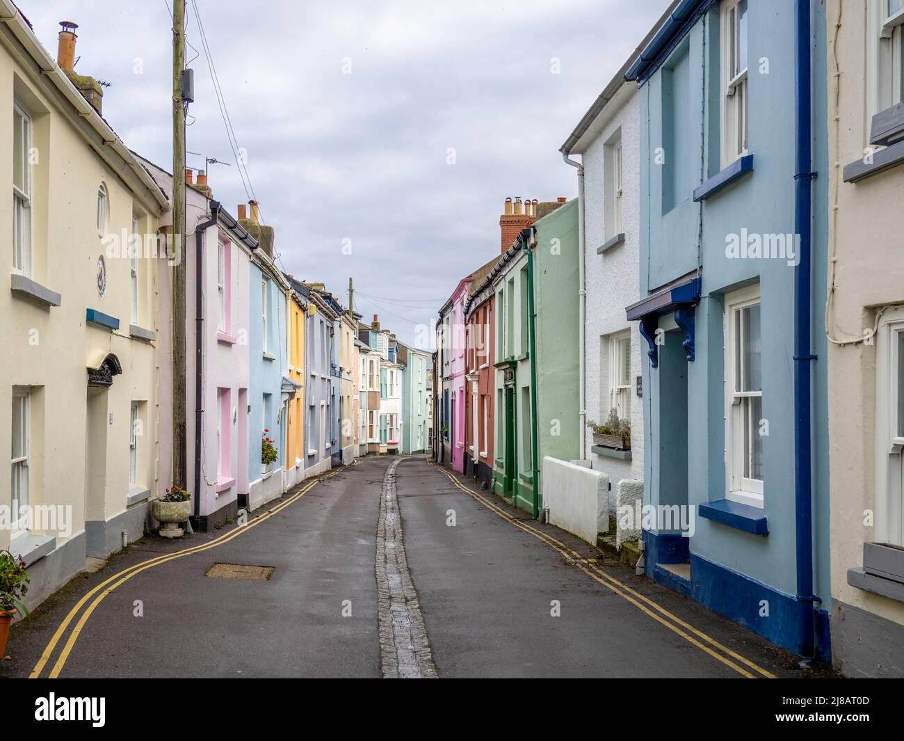 Straße in Appledore, North Devon. Farbenfrohe Hütten am Meer. Stockfoto