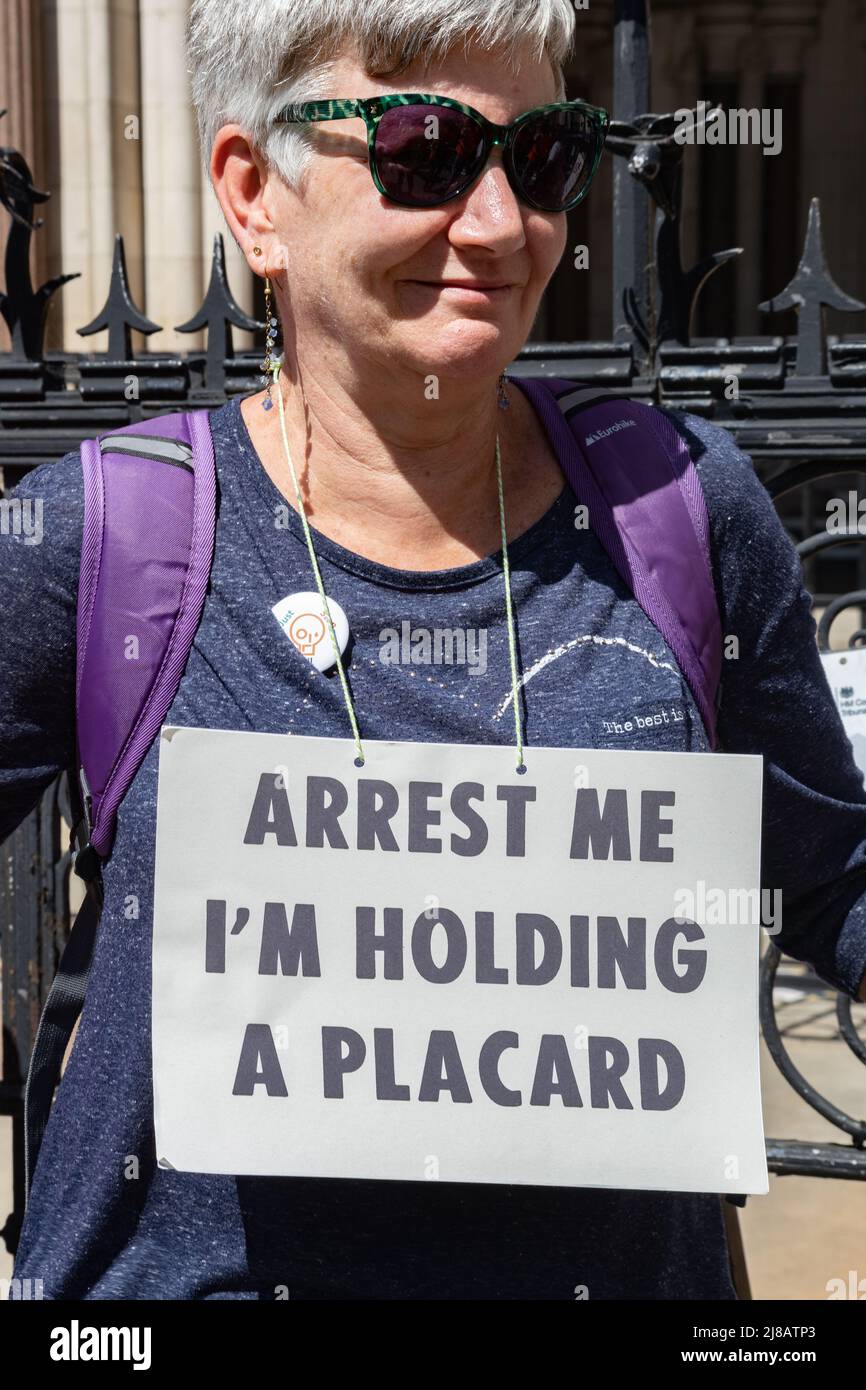 London, England, Großbritannien 14. Mai 2022 Protestierende von Just Stop Oil versammeln sich vor den Royal Courts of Justice, um sich solidarisch mit Mitgliedern der Bewegung zu zeigen, die derzeit inhaftiert sind. Unter den Anwesenden waren Reverend Se Parfitt und andere, die wegen ihrer Handlungen im Gefängnis waren Stockfoto