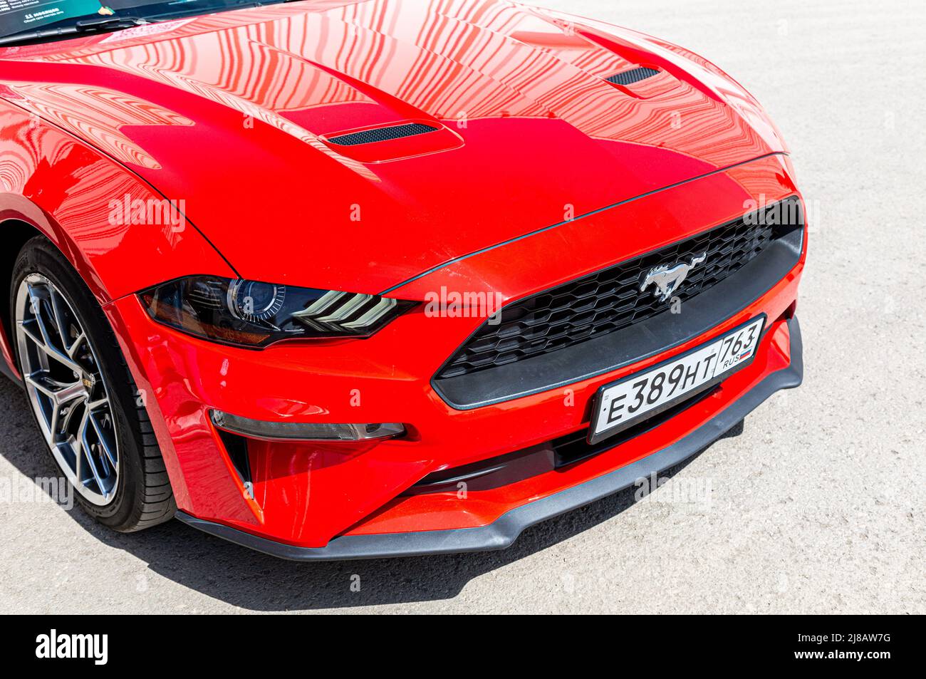 Samara, Russland - 8. Mai 2022: Frontteil des Ford Mustang Fahrzeugs mit Autoklibierung und Nummernschild. Die Marke Ford ist ein Hersteller von Autos in den USA Stockfoto