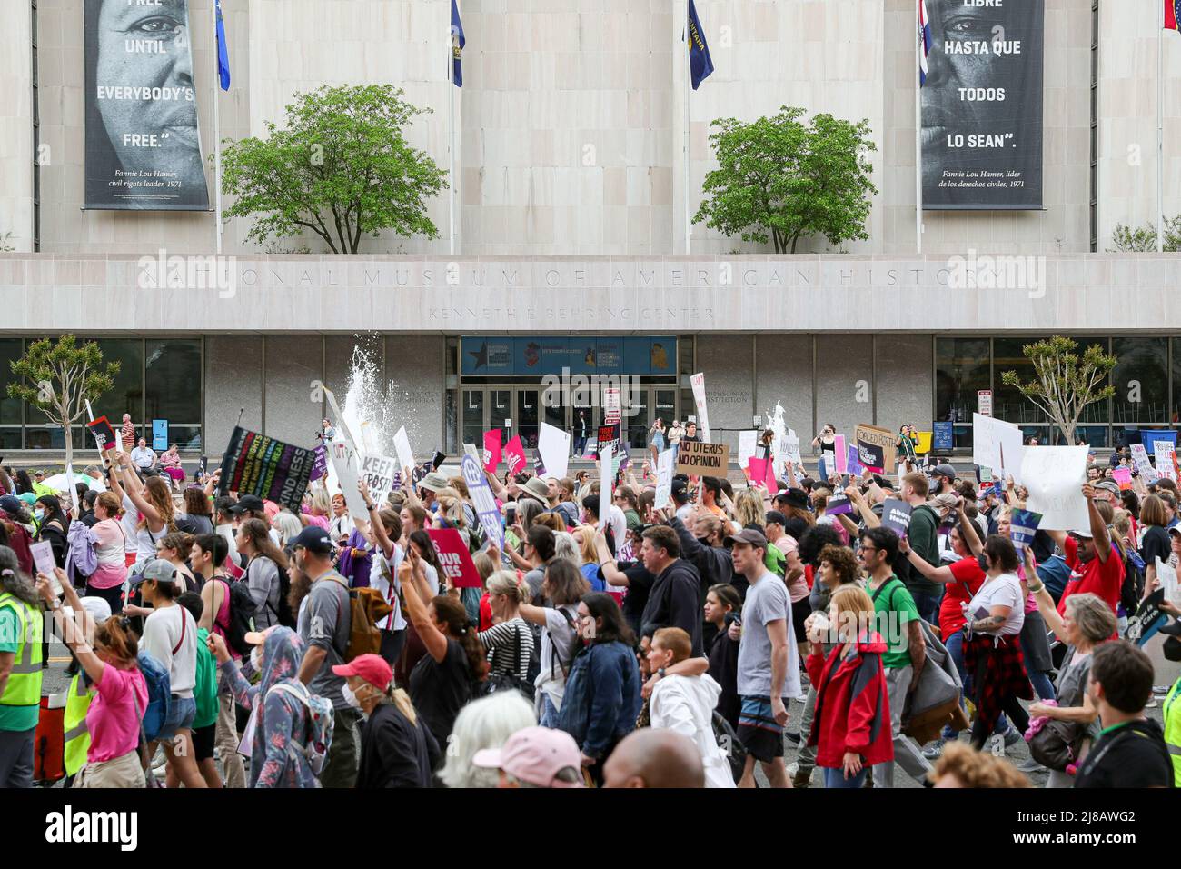Demonstranten marschieren in Washington D.C. im Rahmen der „Verbote Our Bodies“-Proteste zur Unterstützung der Abtreibungsrechte am Samstag, dem 14. Mai 2022. Der Protest war Teil einer landesweiten Serie von Protesten für Abtreibungsrechte, nachdem ein Entwurf eines Beschlusses des Obersten Gerichtshofs der Vereinigten Staaten durchgesickert war, der darauf hindeutete, dass die Entscheidung von Roe v. Wade, die ein Frauenrecht auf Abtreibung begründete, möglicherweise in Gefahr ist, umgestreift zu werden. Stockfoto