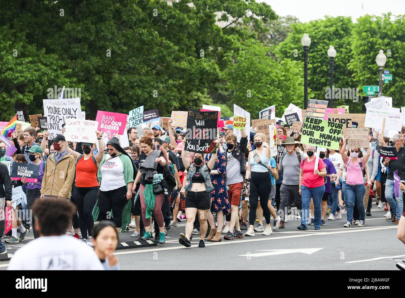 Demonstranten marschieren in Washington D.C. im Rahmen der „Verbote Our Bodies“-Proteste zur Unterstützung der Abtreibungsrechte am Samstag, dem 14. Mai 2022. Der Protest war Teil einer landesweiten Serie von Protesten für Abtreibungsrechte, nachdem ein Entwurf eines Beschlusses des Obersten Gerichtshofs der Vereinigten Staaten durchgesickert war, der darauf hindeutete, dass die Entscheidung von Roe v. Wade, die ein Frauenrecht auf Abtreibung begründete, möglicherweise in Gefahr ist, umgestreift zu werden. Stockfoto