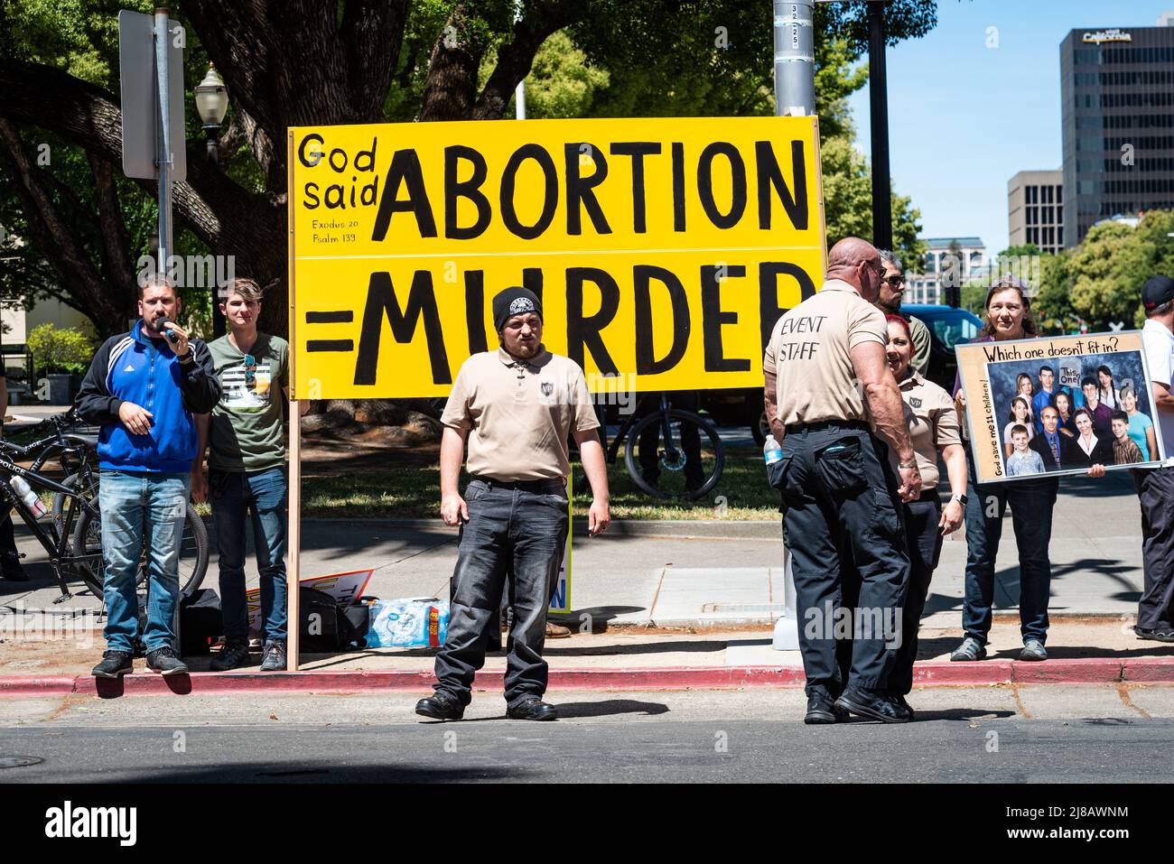 Foto eines Mannes, der während eines Gegenprotestes gegen die Roe spricht, verbietet unseren Leichenmarsch und die von Planned Parenthood organisierte Kundgebung. Stockfoto