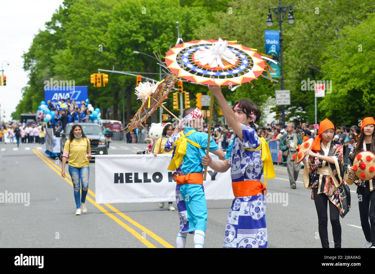 Japanische Amerikaner in traditioneller japanischer Kleidung marschieren am 1. Mai durch den Central Park West, New York City, während der jährlichen Parade zum japanischen Tag Stockfoto