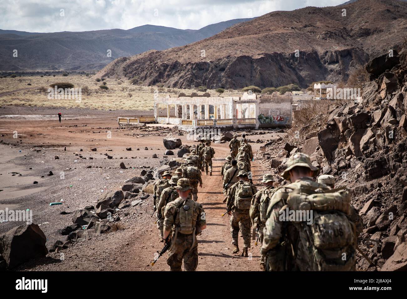 Dienstmitglieder mit der Task Force Red Dragon und der Combined Joint Task Force – Horn von Afrika (CJTF-HOA) nehmen am Kurs des französischen Wüstenkommandos (FDCC) im Arta Range Complex, Dschibuti, vom 24. Bis 28. April 2022 Teil. Seit 2015 haben die in Dschibuti stationierten französischen Streitkräfte (FFDJ) US-Dienstmitglieder mit CJTF-HOA eingeladen, an dem Kurs teilzunehmen. Während des FDCC werden die Mitglieder zu Bergsicherheit, Knotenbindung, nächtlichen Hinderniskursen, aquatischen Hinderniskursen und Kampfmanöver-Taktiken bewertet und mit körperlichen Herausforderungen konfrontiert. (USA Foto der Armee-Nationalgarde von Staff Sgt. Jeff Stockfoto