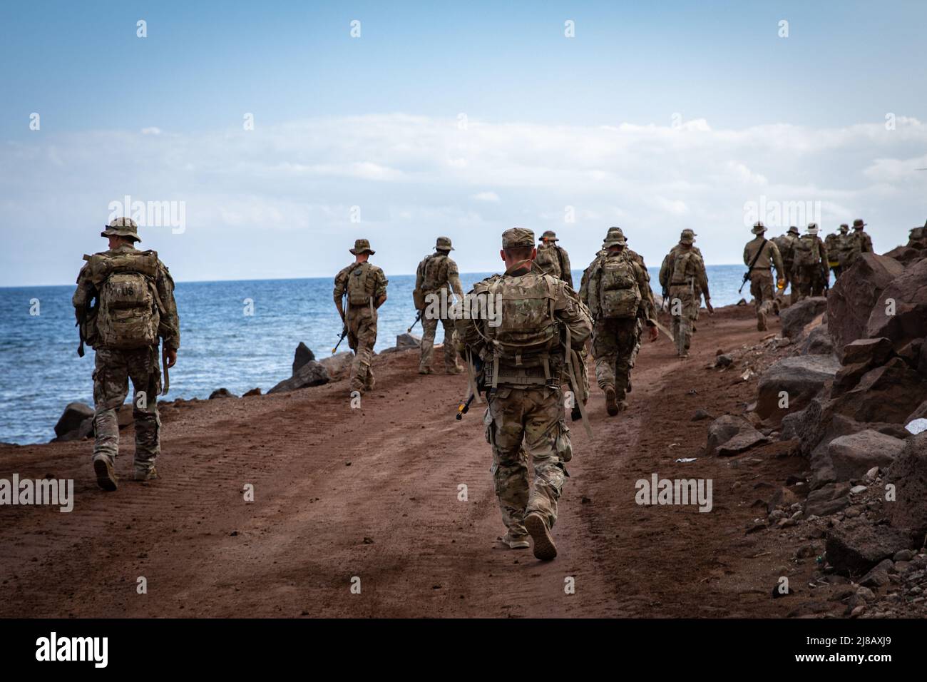 Dienstmitglieder mit der Task Force Red Dragon und der Combined Joint Task Force – Horn von Afrika (CJTF-HOA) nehmen am Kurs des französischen Wüstenkommandos (FDCC) im Arta Range Complex, Dschibuti, vom 24. Bis 28. April 2022 Teil. Seit 2015 haben die in Dschibuti stationierten französischen Streitkräfte (FFDJ) US-Dienstmitglieder mit CJTF-HOA eingeladen, an dem Kurs teilzunehmen. Während des FDCC werden die Mitglieder zu Bergsicherheit, Knotenbindung, nächtlichen Hinderniskursen, aquatischen Hinderniskursen und Kampfmanöver-Taktiken bewertet und mit körperlichen Herausforderungen konfrontiert. (USA Foto der Armee-Nationalgarde von Staff Sgt. Jeff Stockfoto