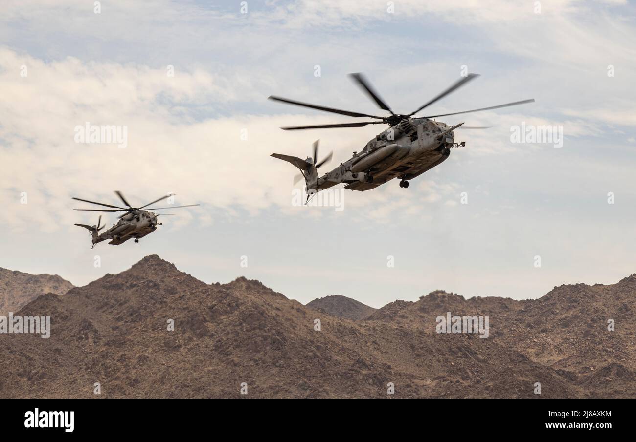 U.S. Marine Corps Sikorsky CH-53E Super-Hengste mit Marine Heavy Helicopter Squadron 464, Marine Aircraft Group 29, 2. Marine Aircraft Wing, bereiten sich auf die Landung während einer Vorwärts-Bewaffnung und Betankung Point (FARP) Verteidigungsausbildungsveranstaltung im Marine Corps Air Ground Combat Center Twentynine Palms, Kalifornien, 26. April 2022 vor. Ein FARP dient einer kritischen Logistikfunktion, die einen schnellen Zugang zu Waffen und Treibstoff gewährleistet. (USA Marine Corps Foto von Lance CPL. Joshua Sechser) Stockfoto