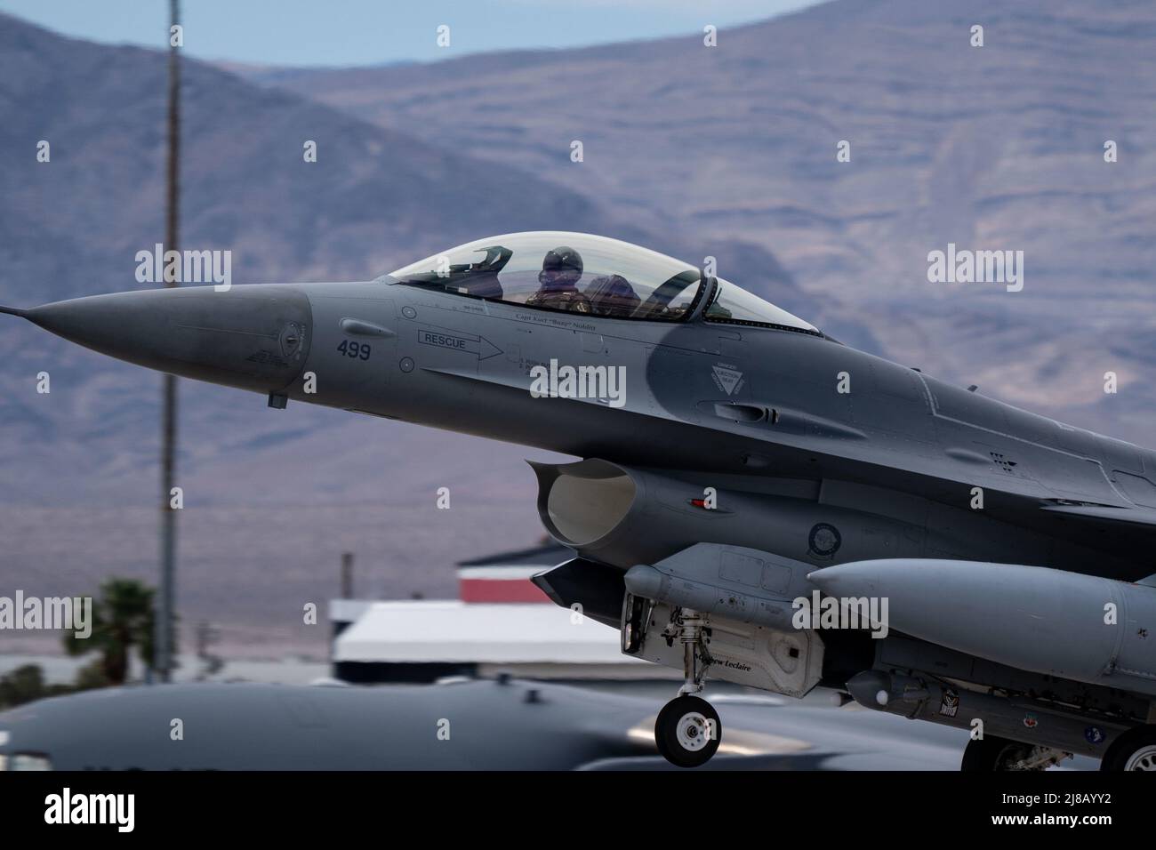 Eine F-16C, die der Test- und Evaluierungs-Staffel 422. zugewiesen wurde, hebt während der Black Flag 22-1 auf dem Luftwaffenstützpunkt Nellis, Nevada, am 10. Mai 2022 ab. Der F-16 ist äußerst wendig und hat sich im Luft-Luft-Kampf und im Luft-zu-Boden-Angriff bewährt. (USA Luftwaffe Foto von Airman 1. Klasse Josey Blades) Stockfoto