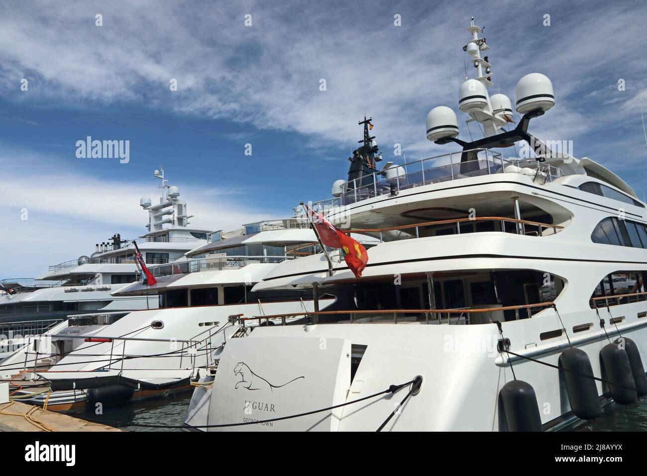 Stern der Superyacht „Jaguar“, der im Hafen von Tarragona festgemacht ist Stockfoto