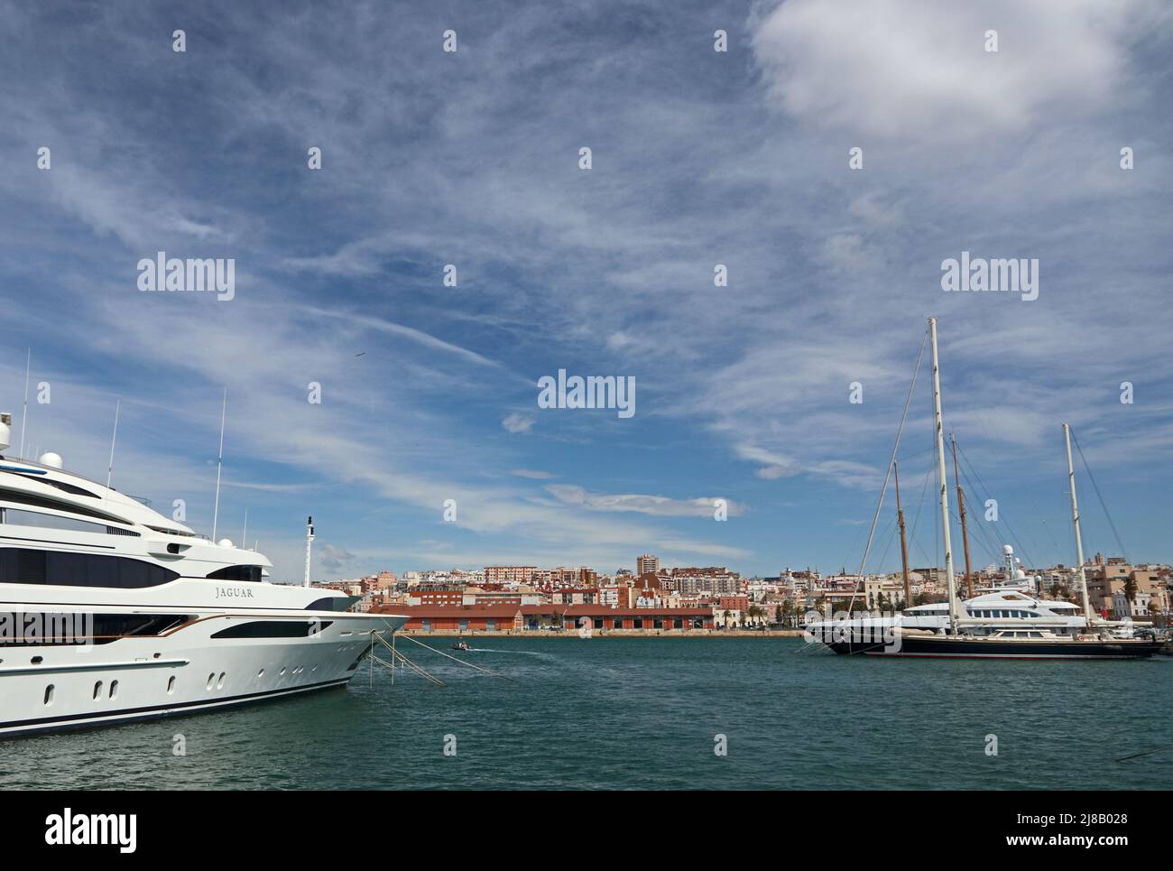 Superyachten liegen im Hafen von Tarragona Stockfoto