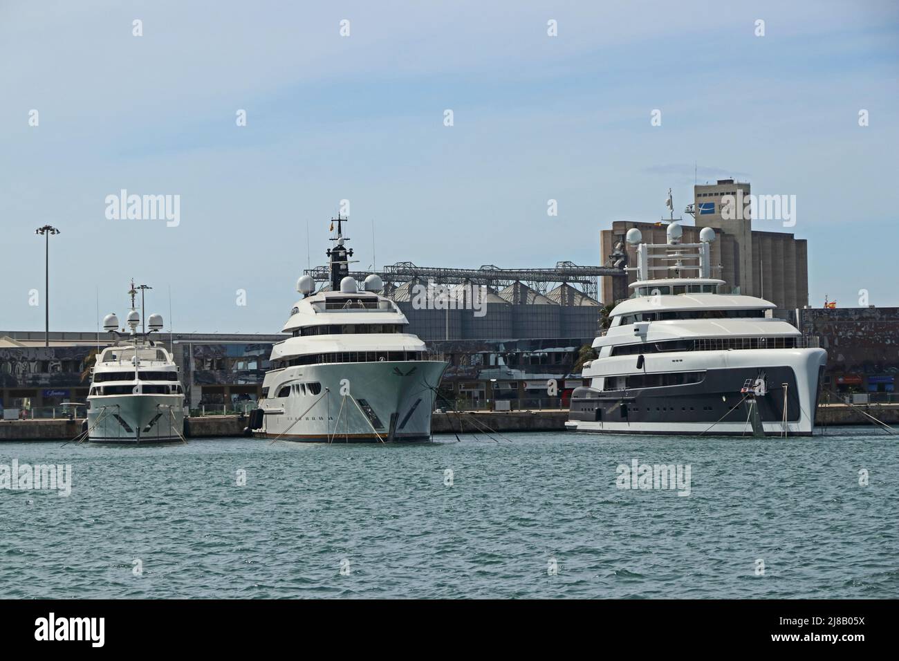 Die Superyachten „Jaguar“, „Quatroelle“ und „Illusion Plus“ liegen im Hafen von Tarragona Stockfoto