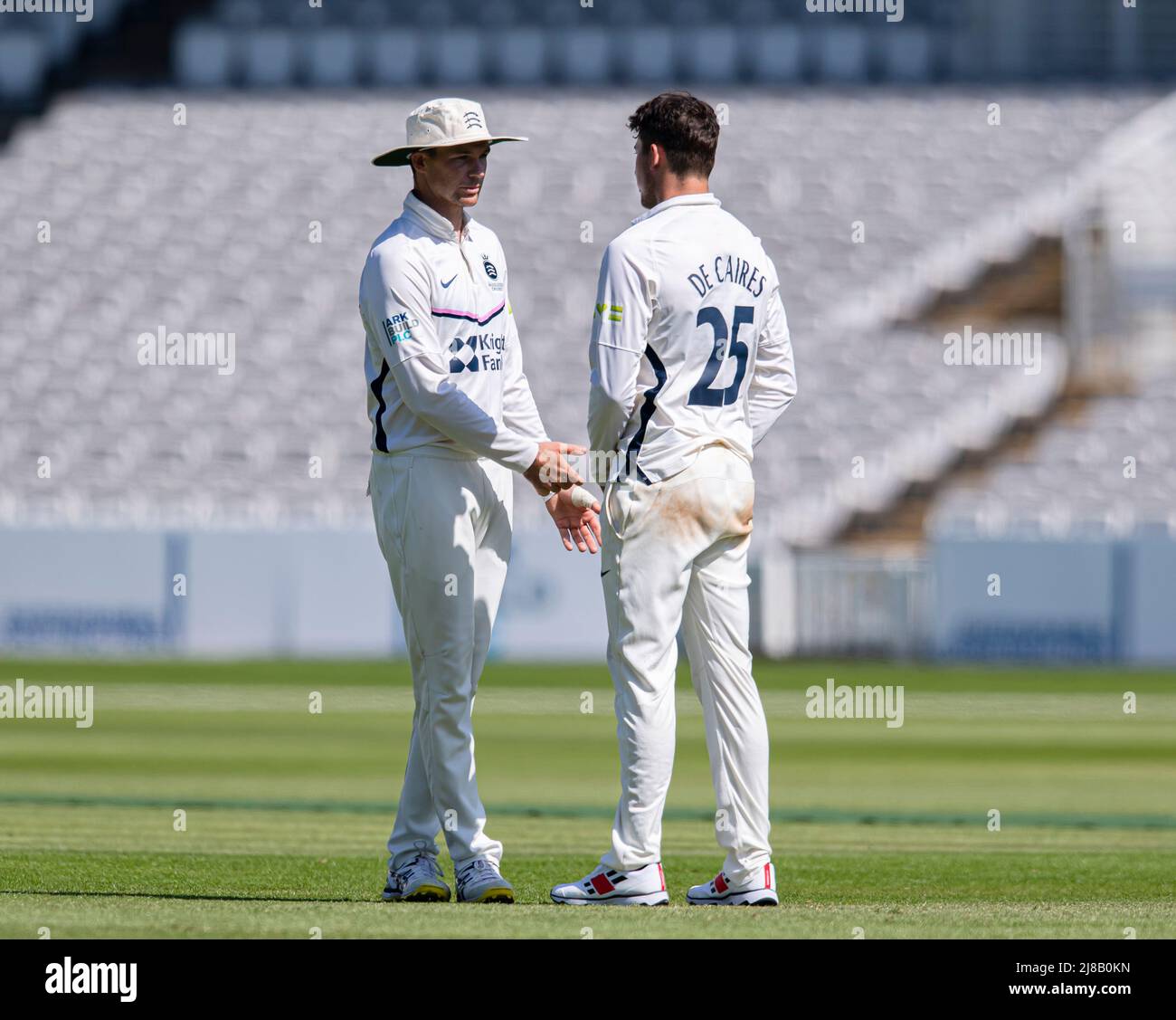 LONDON, GROSSBRITANNIEN. 14.. Mai 2022. Peter Handscomb Middlesex (Capt.) und Josh De Caires von Middlesex (rechts) während der County Championship - Middlesex gegen Nottinghamshire am Samstag, den 14. Mai 2022, auf dem Lord's Cricket Ground in LONDON ENGLAND. Kredit: Taka G Wu/Alamy Live Nachrichten Stockfoto